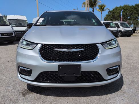 Used 2026 Chrysler Pacifica Select FWD image 3
