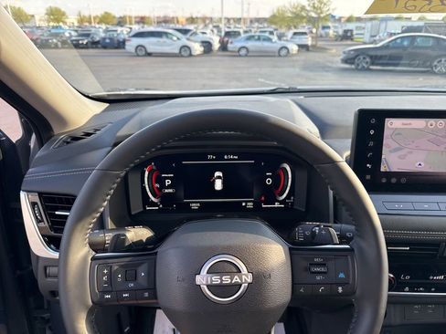Used 2025 Nissan Rogue SL AWD/4WD image 12