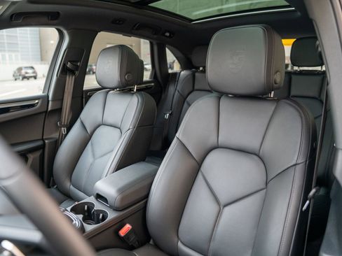 Used 2025 Porsche Macan image 5