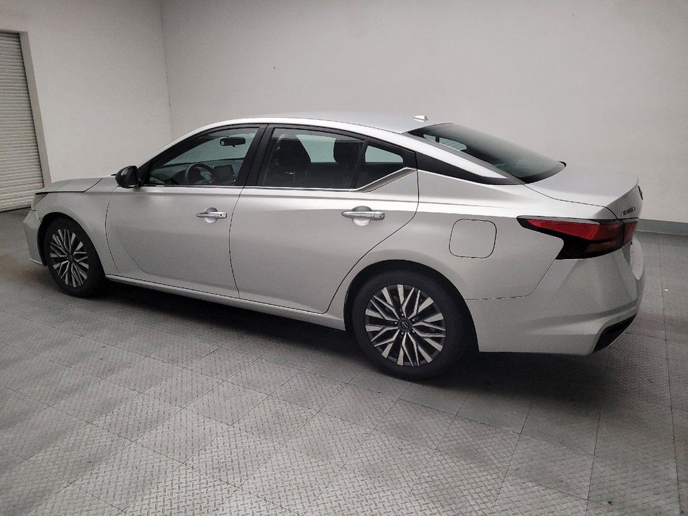 Used 2025 Nissan Altima 2.5 SV FWD image 3