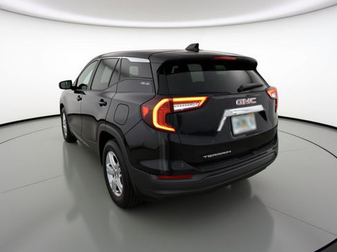 Used 2024 GMC Terrain SLE image 6
