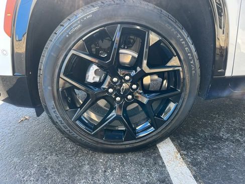 Used 2025 Chevrolet Traverse RS image 58