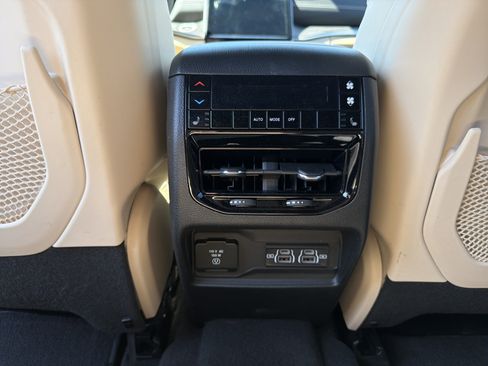 Certified 2025 Jeep Grand Cherokee L Limited w/ Luxury Tech Group II image 14