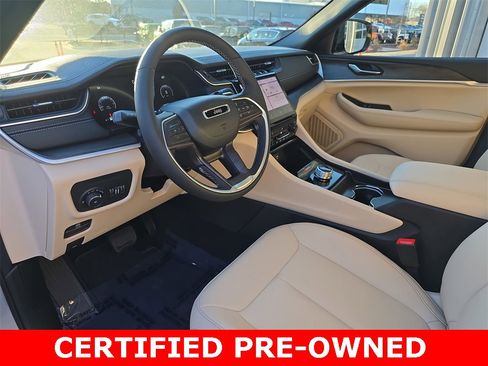 Used 2025 Jeep Grand Cherokee Limited w/ Black Appearance Package image 16