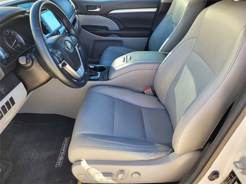 Used 2017 Toyota Highlander XLE image 19