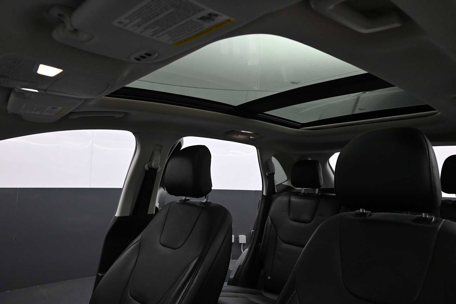 Used 2018 Ford Edge Titanium w/ Equipment Group 301A AWD/4WD image 11