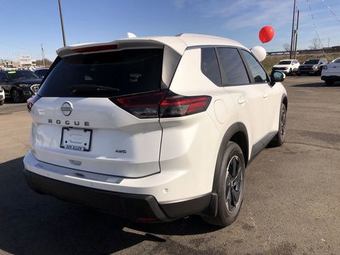 Used 2025 Nissan Rogue SV w/ SV Premium Package image 5