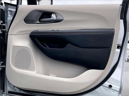 Used 2024 Chrysler Pacifica Touring-L image 11