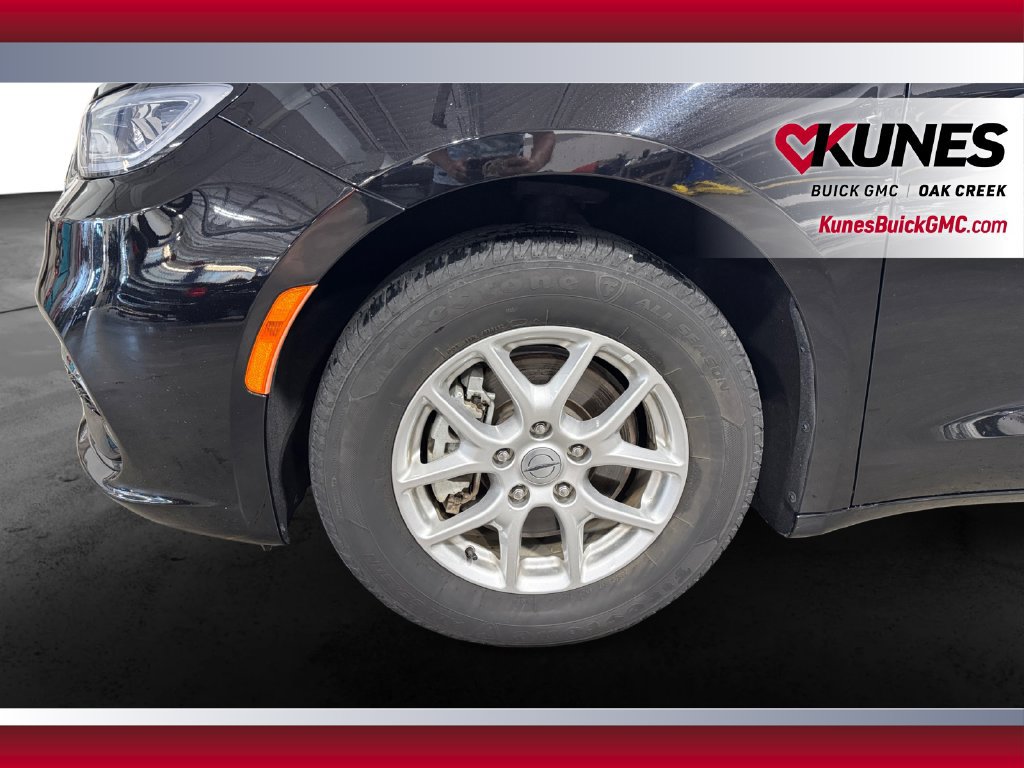 Used 2024 Chrysler Pacifica Touring-L FWD image 13