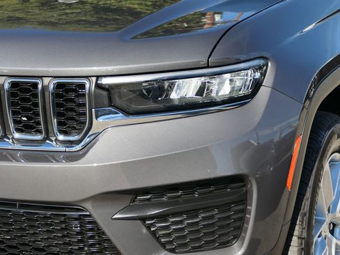 Used 2025 Jeep Grand Cherokee Laredo X w/ Luxury Tech Group I image 7