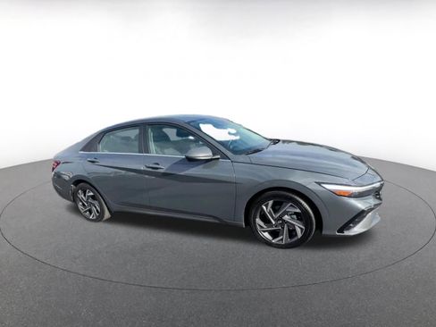 Used 2025 Hyundai Elantra SEL image 2
