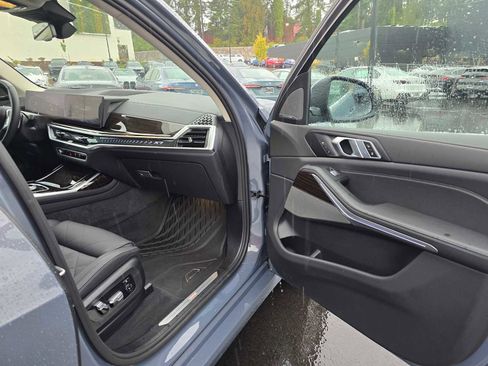 Used 2025 BMW X7 xDrive40i w/ Premium Package image 10