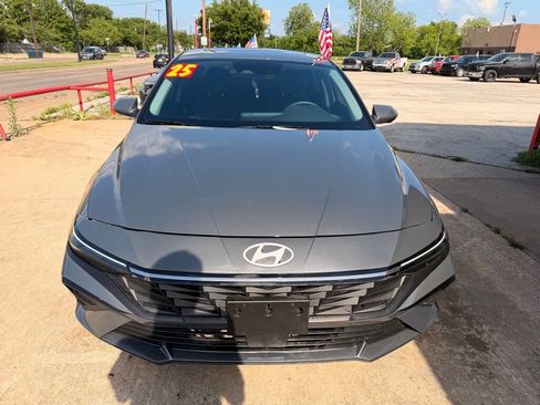 Used 2025 Hyundai Elantra Limited FWD image 8