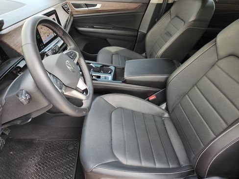 Used 2025 Volkswagen Atlas SEL AWD/4WD image 16