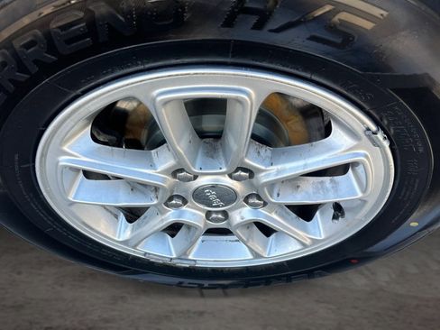 Used 2018 Jeep Grand Cherokee Laredo AWD/4WD image 19