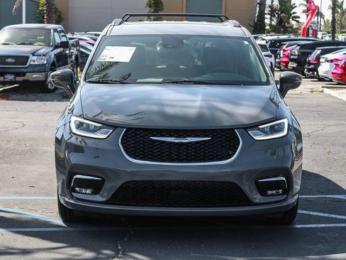Used 2022 Chrysler Pacifica Touring-L FWD image 2