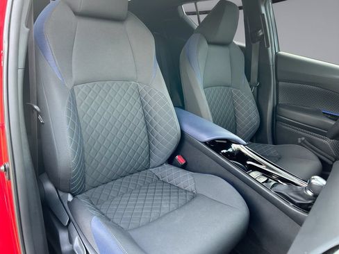 Used 2022 Toyota C-HR XLE FWD image 30