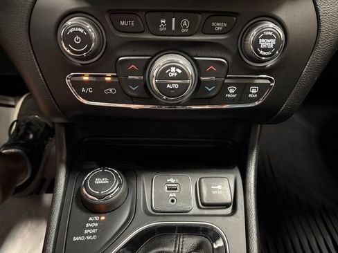 Used 2021 Jeep Cherokee Limited AWD/4WD image 22