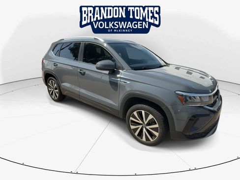 Used 2023 Volkswagen Taos SE FWD image 2