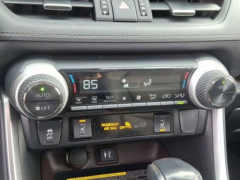 Used 2019 Toyota RAV4 Limited image 17