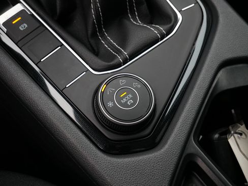 Certified 2025 Volkswagen Taos SEL image 28