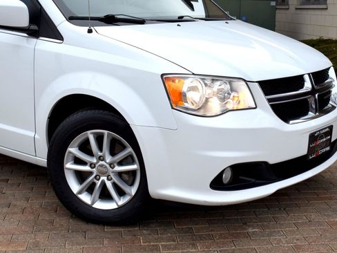 Used 2019 Dodge Grand Caravan SXT image 4