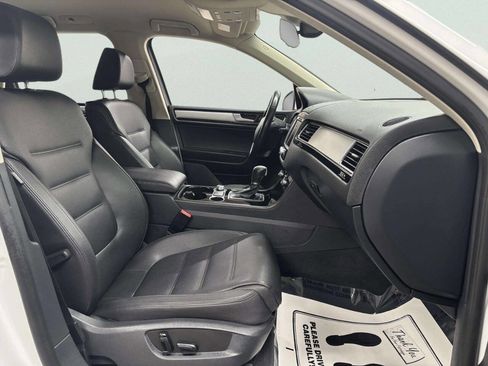 Used 2016 Volkswagen Touareg VR6 image 22
