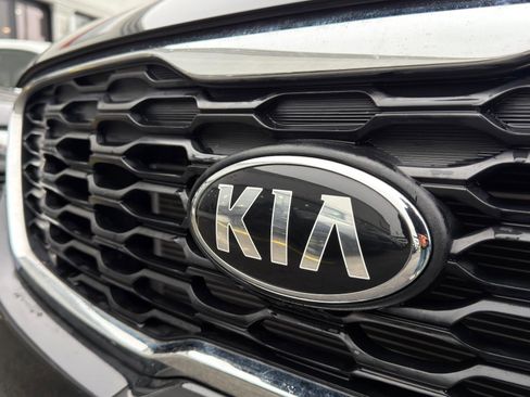 Used 2019 Kia Sorento LX image 11