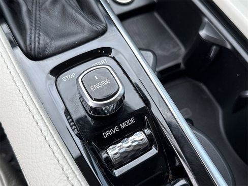 Used 2017 Volvo XC90 T5 Momentum w/ Vision Package image 19