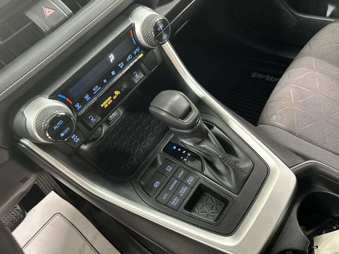 Used 2019 Toyota RAV4 XLE AWD/4WD image 17