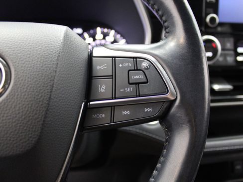 Used 2021 Toyota Highlander XLE image 38