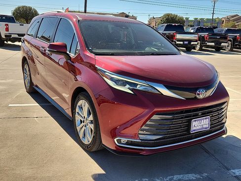 Used 2023 Toyota Sienna Platinum image 4