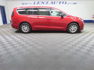 Used 2025 Chrysler Pacifica Select FWD video 2