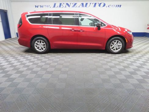Used 2025 Chrysler Pacifica Select FWD image 2