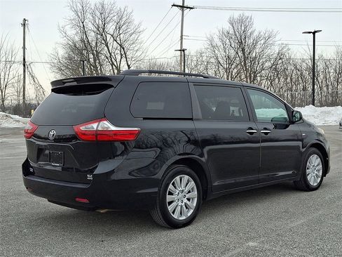 Used 2017 Toyota Sienna XLE image 9