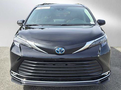 Certified 2024 Toyota Sienna XLE image 8