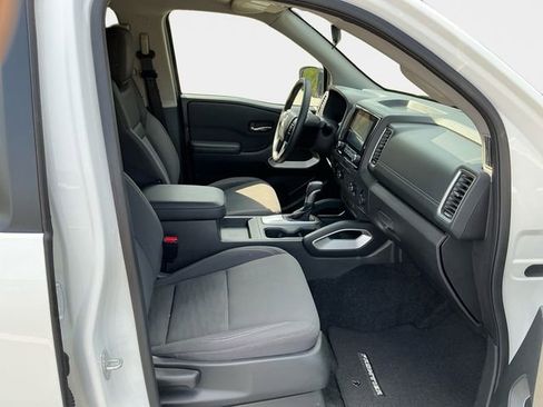 Used 2024 Nissan Frontier SV image 16