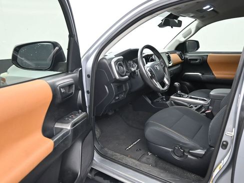 Used 2019 Toyota Tacoma SR5 w/ SR5 Appearance Package (SM) RWD image 10