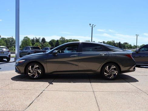New 2026 Hyundai Elantra Limited FWD image 3