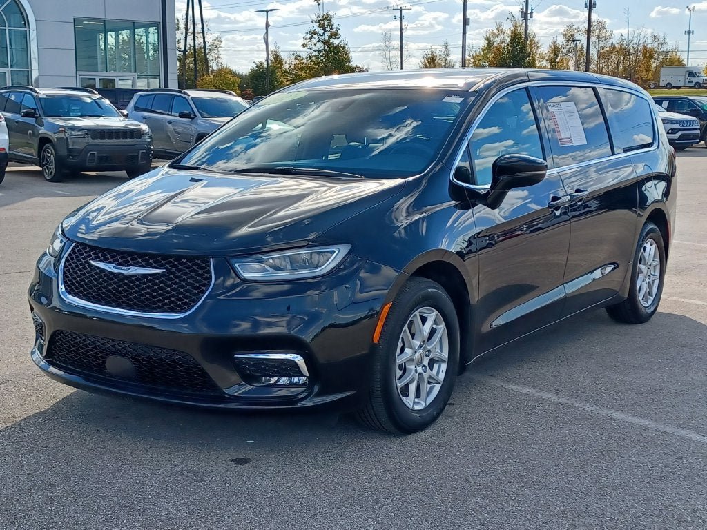 Used 2025 Chrysler Pacifica Select FWD image 2