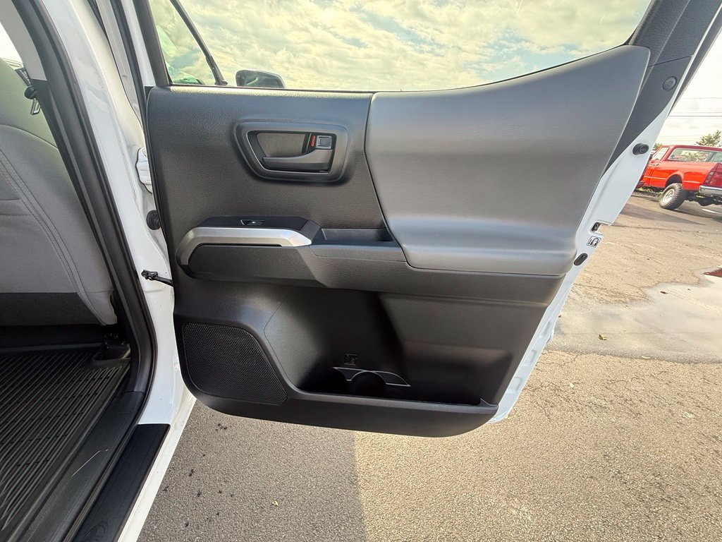 Used 2018 Toyota Tacoma SR5 AWD/4WD image 18