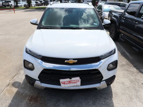 Used 2022 Chevrolet TrailBlazer LT w/ Convenience Package FWD image 3