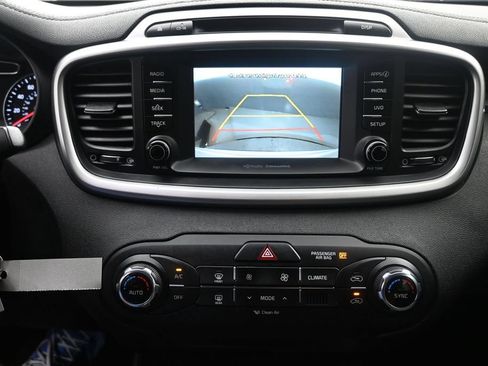 Used 2018 Kia Sorento FWD image 12