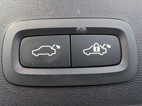 Used 2020 Volvo XC40 T4 Momentum image 27