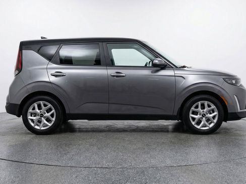 Used 2025 Kia Soul LX w/ LX Technology Package image 11