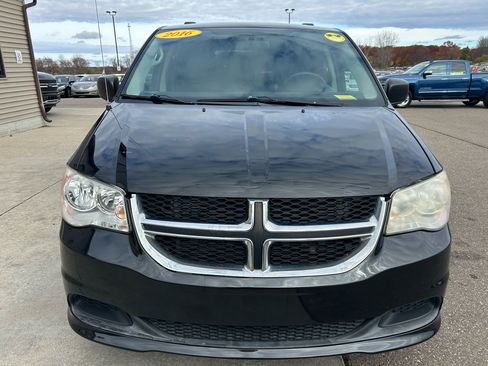 Used 2016 Dodge Grand Caravan SE image 2