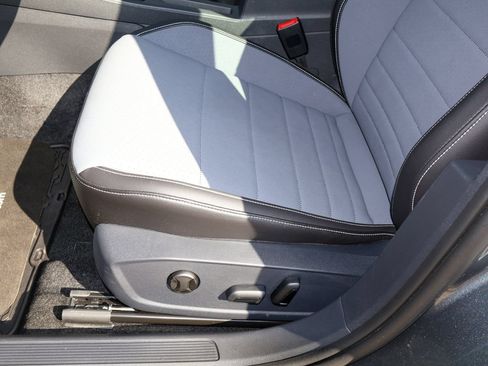 Used 2026 Volkswagen Jetta SE FWD image 13