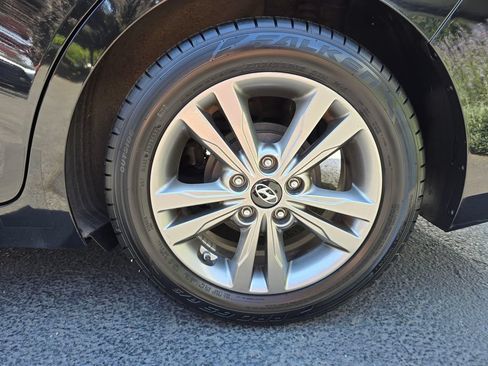 Used 2017 Hyundai Elantra SE FWD image 6