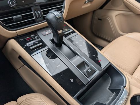 Certified 2022 Porsche Macan image 16
