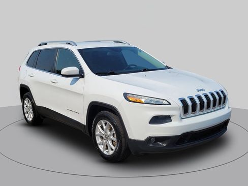 Used 2018 Jeep Cherokee Latitude FWD image 1